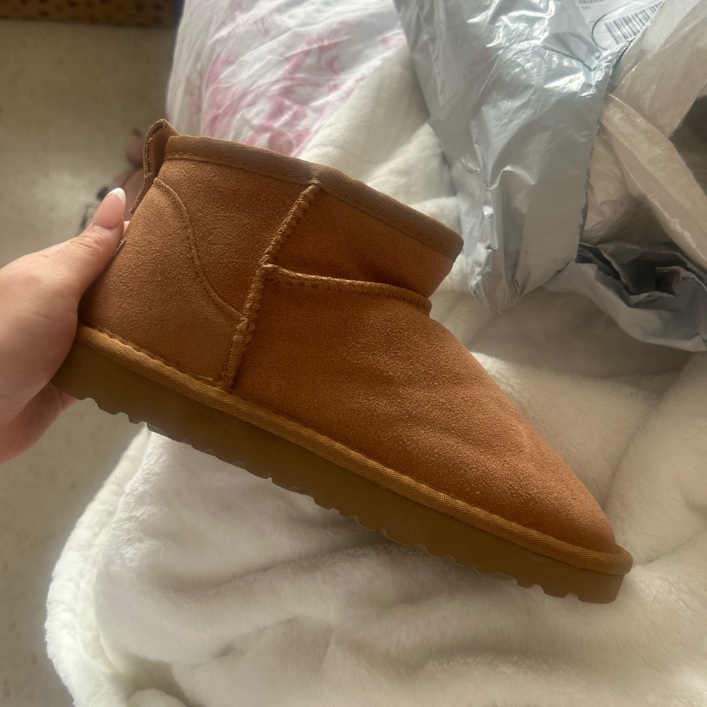 Women’s Uggs Australia Mini Boots Size 5